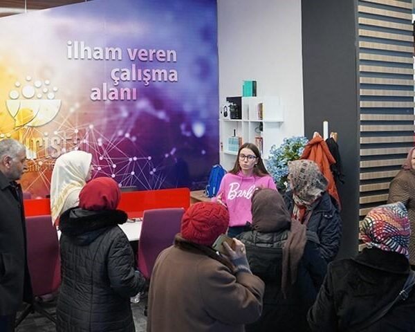 ETÜ Rektörü Prof. Dr. Bülent Çakmak ve 60+ Tazelenme Üniversitesi öğrencileri oryantasyon programında.-9