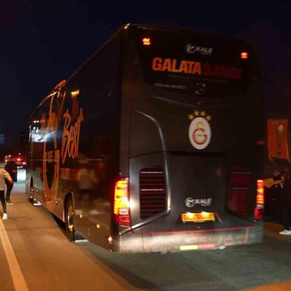 Galatasaray futbolcuları, Gaziantep'e varışta taraftarlarla poz verdi.-2
