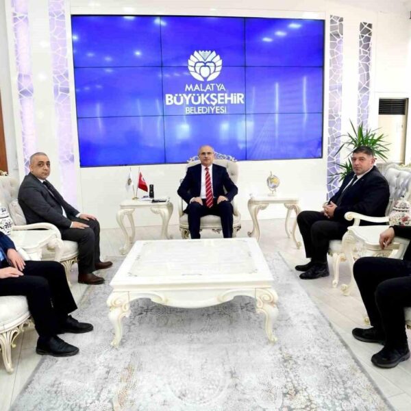 Gazeteciler için çalışma alanı sunan modern basın merkezi-2