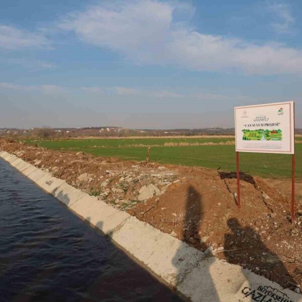 Gaziantep Büyükşehir Belediye Başkanı Fatma Şahin ve katılımcılar tamamlanan kanalların kapağını açarak araziyi su ile buluşturuyor.-1
