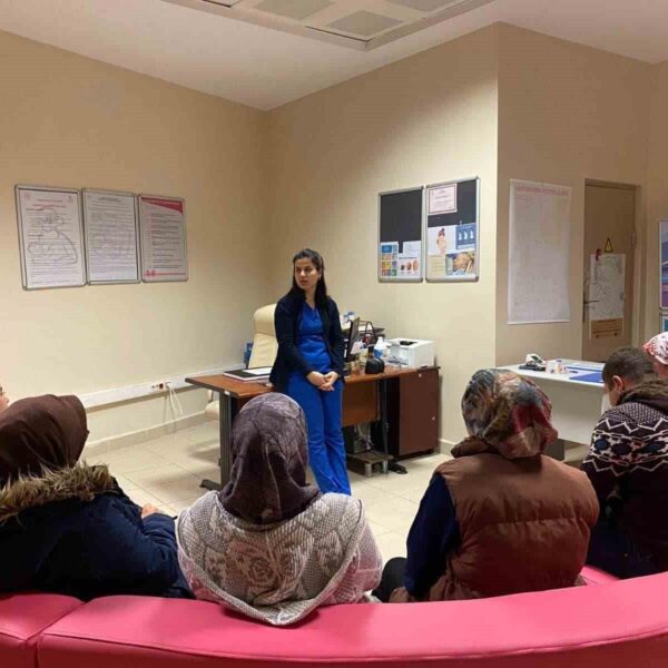 Gebelerin normal doğum hakkında bilgilendirildiği bir eğitim-1