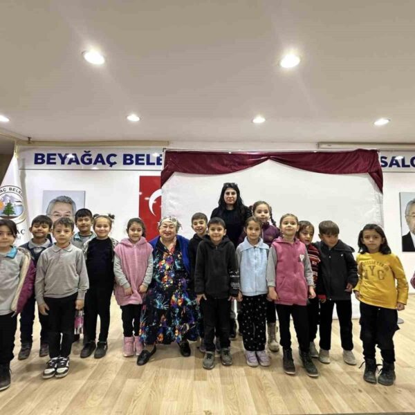 Gülnihal Demir ve Nuri Yiğit'in sahnede performans göstermesi-1