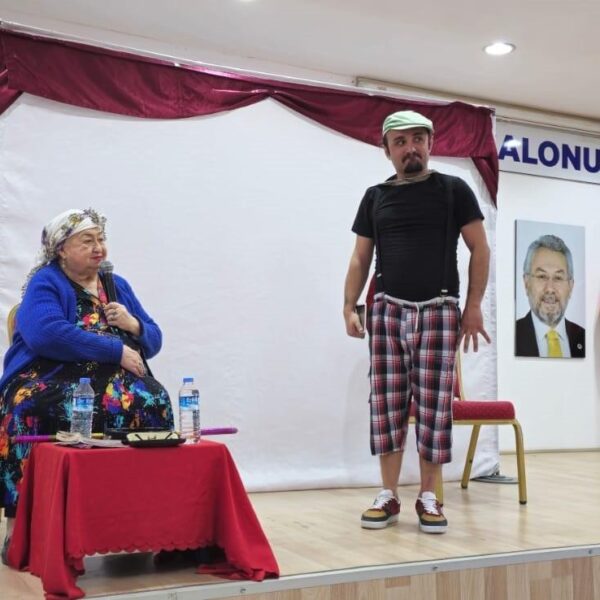 Gülnihal Demir ve Nuri Yiğit'in sahnede performans göstermesi-4