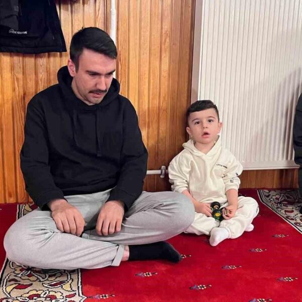 Hacılar Camii Kebir'de düzenlenen programda namaz kılınan vatandaşlar-3