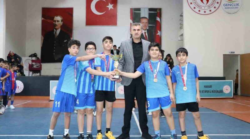 Hakkari'de Badminton Müsabakaları Sonuçlandı, Dereceye Giren Sporculara Kupalar 1