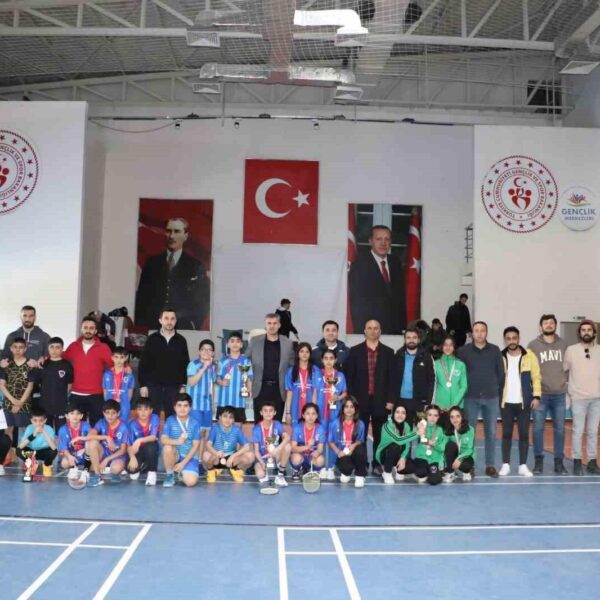 Hakkari Gençlik ve Spor İl Müdürü Emin Yıldırım, ödül töreninde.