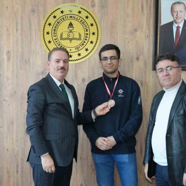 Hasan Feyzi Bozdağ, Adıyaman İl Milli Eğitim Müdürü Ali Tosun ile birlikte poz veriyor.