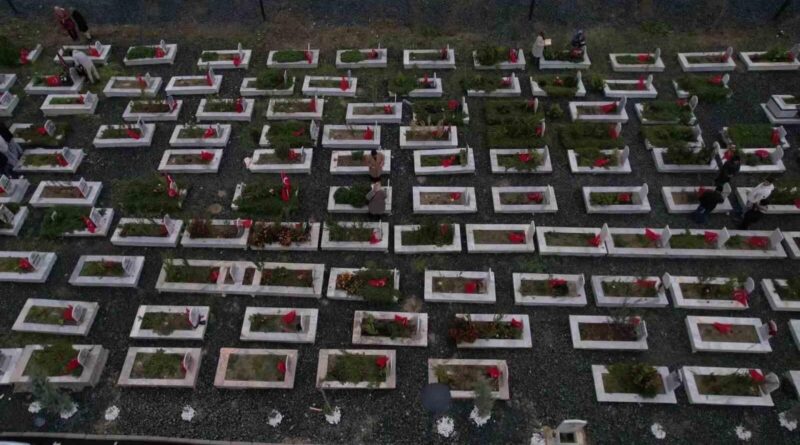 Hatay'da 'Narlıca Deprem Şehitleri' Mezarlığında Deprem Yıl Dönümü Anma Töreni 1