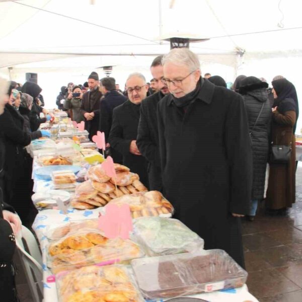 Hayır çarşısında yiyecekler satılıyor-2