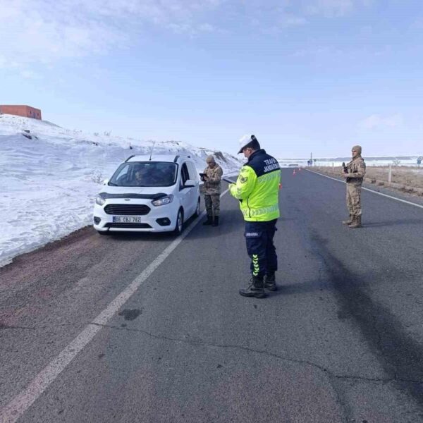 Hız sınırına uymayan araçlara cezai işlem uygulanan sahne-2