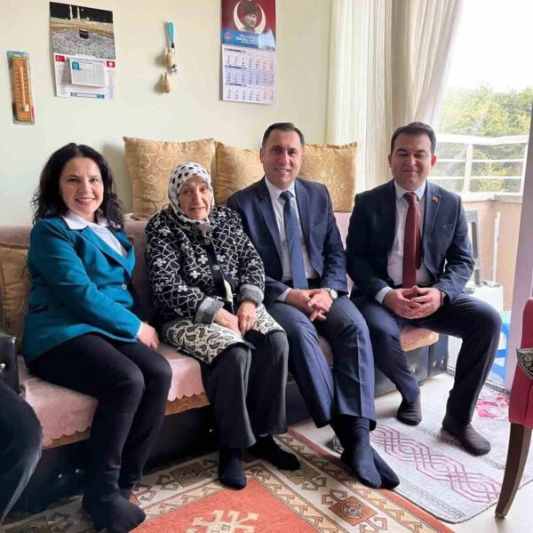 İlkay Türkoğlu yaşlılarla birlikte-1
