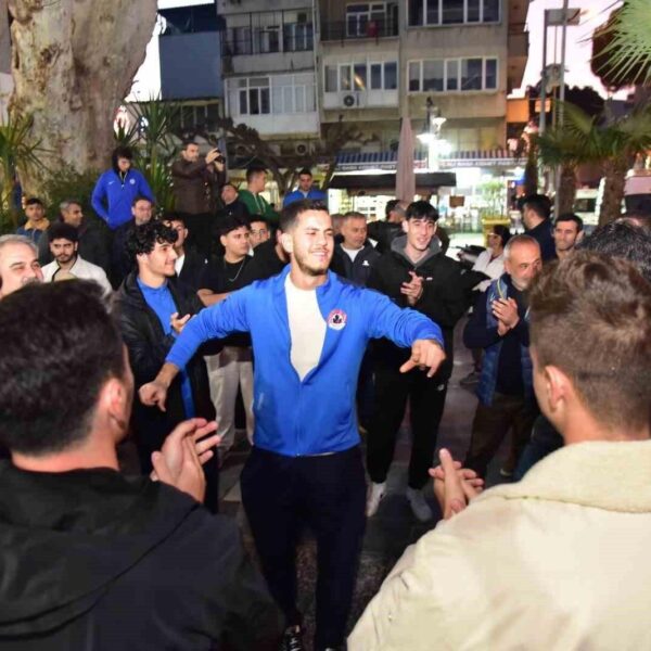 İncirliova Belediyespor oyuncuları sevinçle gülümsüyor, Başkan Kaya onları ödüllendiriyor.-1