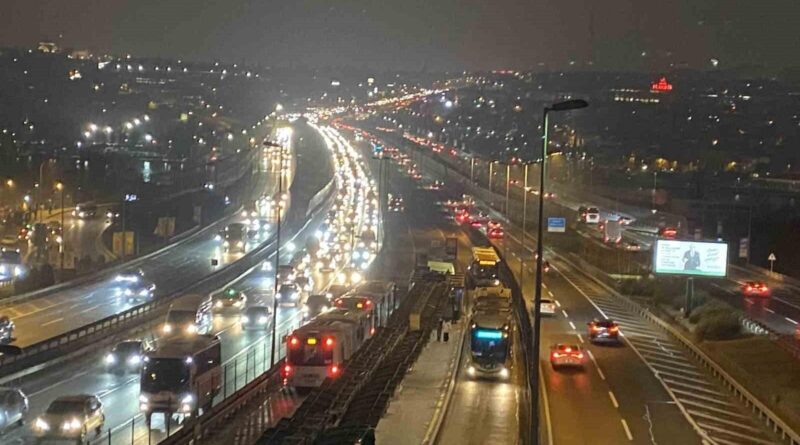 İstanbul'da Okulların Açılmasıyla Trafik Yoğunluğu 1