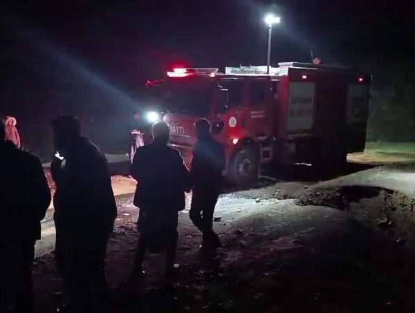 Itfaiye ekiplerinin yangını söndürdüğü görüntü
