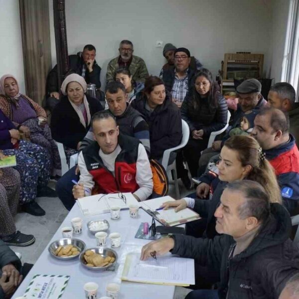 İzmir Büyükşehir Belediyesi, Türkiye Ormancılar Derneği ve Ege Orman Vakfı yetkililerinin 'Yangına Dirençli Köy' projesi kapsamında Bergama ilçesindeki mahallelerde bir araya geldiği görseli.-1