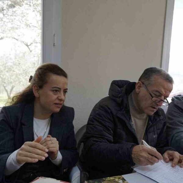 İzmir'de, yangına dirençli köy oluşturulması projesi kapsamında, mahalle sakinleri ile proje hakkında detaylı bilgilendirme yapılıyor.-2