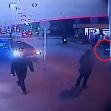 İznik'te Topu Almak İsteyen Çocuk'a Araç Çarpti 1