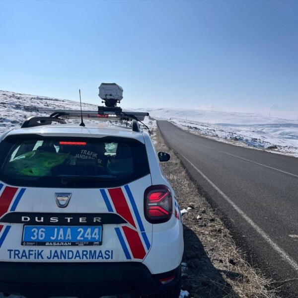 Jandarma ekibi tarafından hız denetimi yapan polis memurları-1