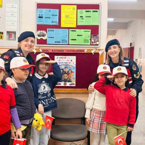 Jandarma ekipleri ile öğrenciler-1
