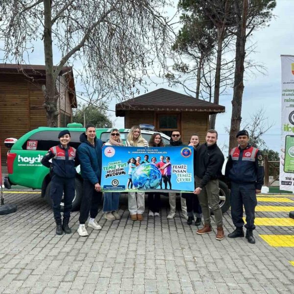 Jandarma personeli, doğa sevgisi konusunda vatandaşları bilgilendirmekte-1