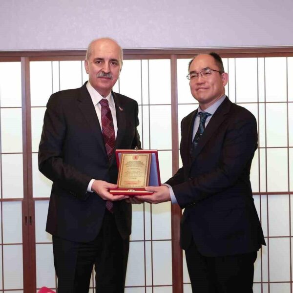 Japon Afet Yardım ekibi üyeleriyle sohbet eden TBMM Başkanı Numan Kurtulmuş.-2