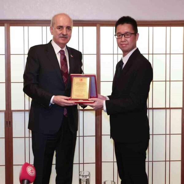 Japon Afet Yardım ekibi üyeleriyle sohbet eden TBMM Başkanı Numan Kurtulmuş.-4