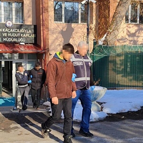 Kaçak göçmenlerin yakalandığı Sivas yol uygulaması noktası.-1
