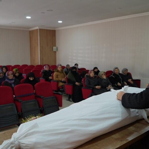 Kadın kursiyerlerin gassallık kursunda pratik yapıyorlar.-3