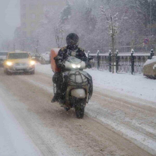 Kar nedeniyle ulaşıma kapalı bir köy yolu-14