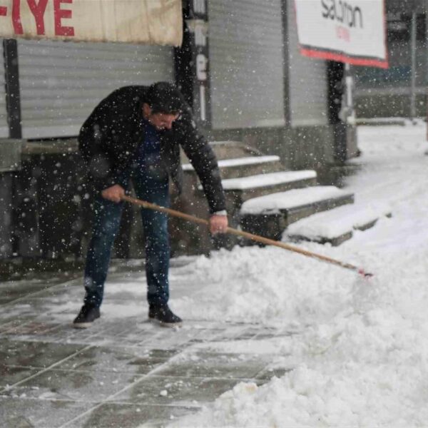 Kar nedeniyle ulaşıma kapalı bir köy yolu-6