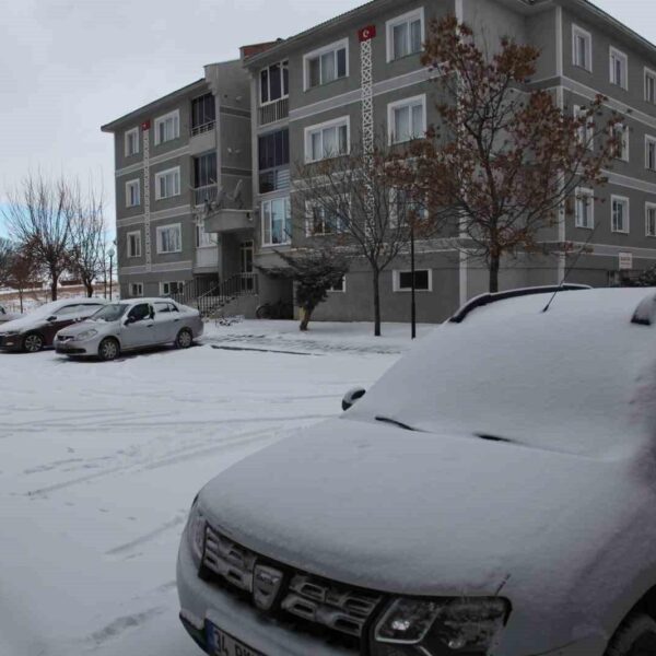 Kar yağışı nedeniyle ulaşıma kapandı-1