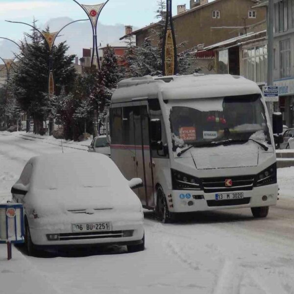 Kar yağışı nedeniyle ulaşıma kapandı-3