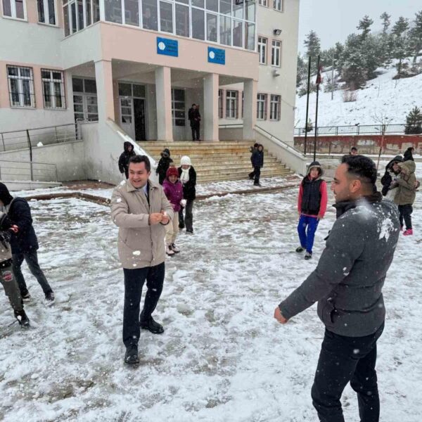 Kardan adam yaparken mutlu görünen çocuklar-2
