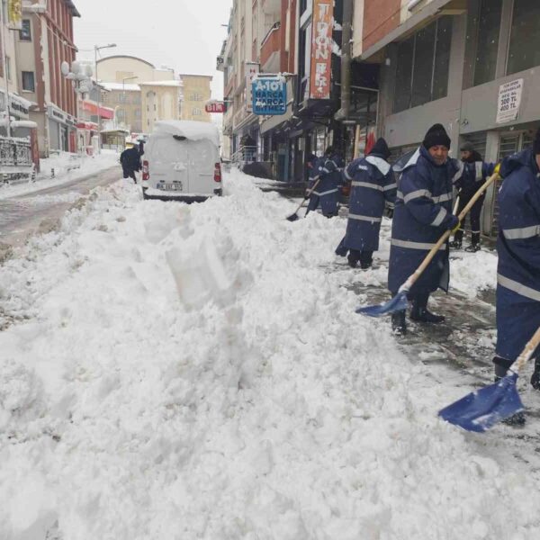 Karla kaplı bir Hakkari şehri
