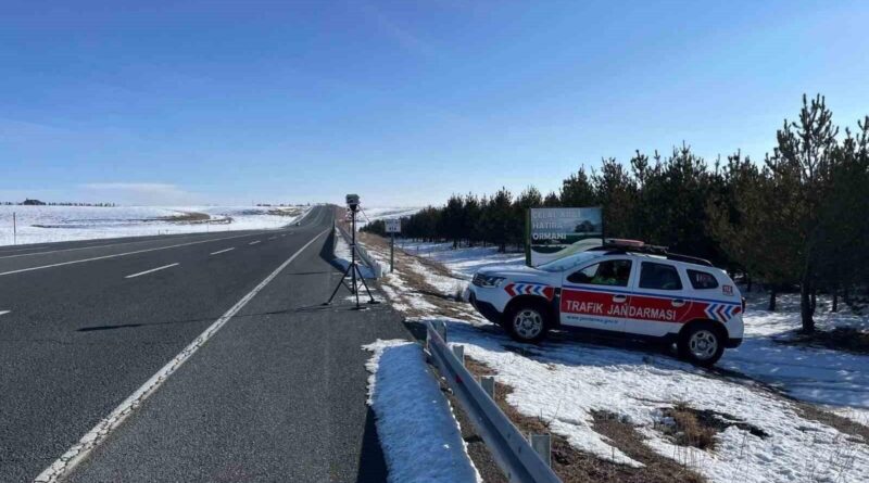 Kars'ta Jandarma, Radarla Hız Denetimleriyle 15 Sürücüye Ceza Verdi 1