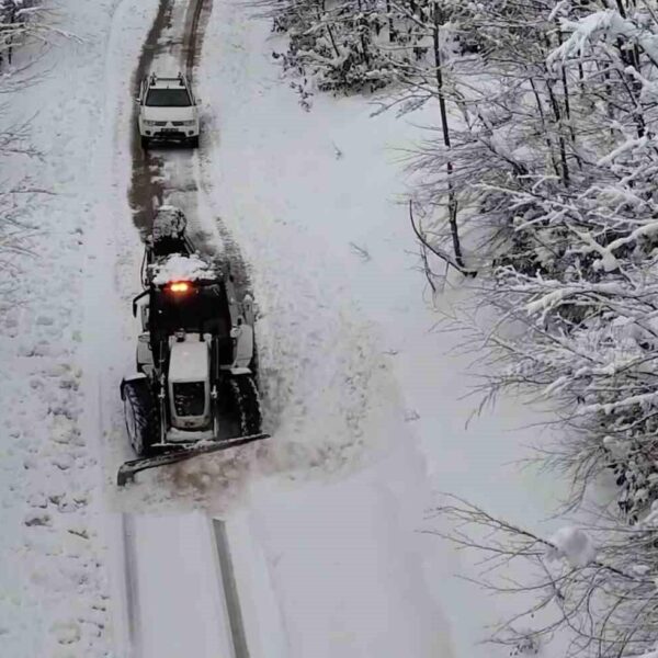 Kastamonu'da kar yağışı nedeniyle köy yollarında ulaşıma kapanmalar
