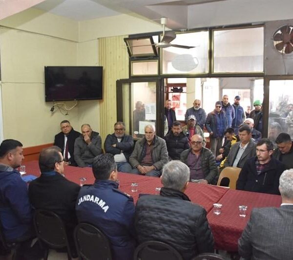 Kaymakam Güldoğan mahalle ziyaretlerinde İlçe Jandarma Komutanı ve diğer yetkililerle birlikte.-4