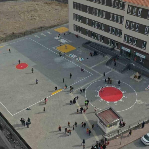 Kayseri Büyükşehir Belediyesi'nin okul bahçelerine çizdiği renkli oyun alanları-1