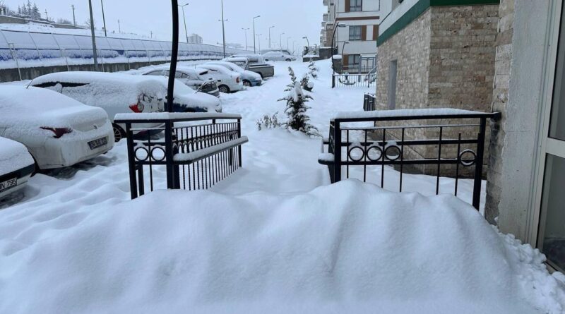 Kayseri'de Kar Yağışı Eğitime Ara Verdirdi 1