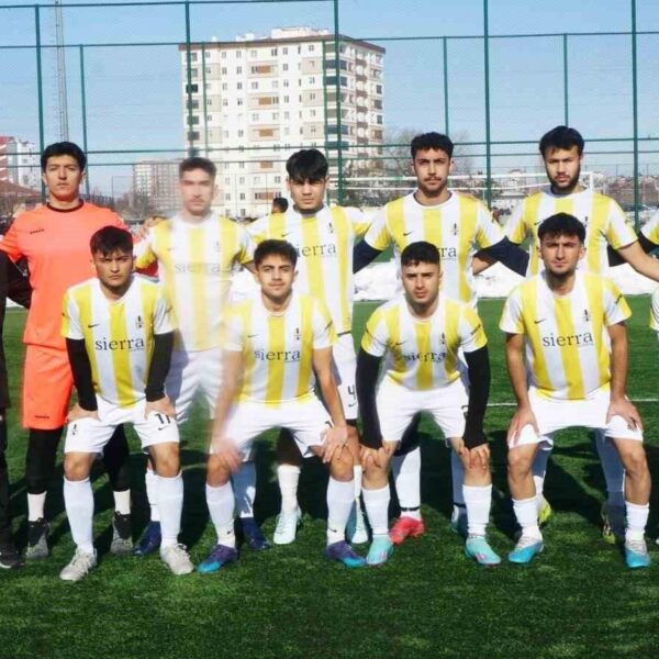 Kayseri Döğerspor futbolcuları kutlamalar yapıyor.-1