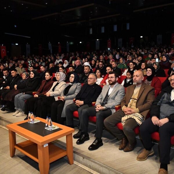 Kayserililer Prof. Dr. Nihat Hatipoğlu'nun söyleşine katılıyor.-4