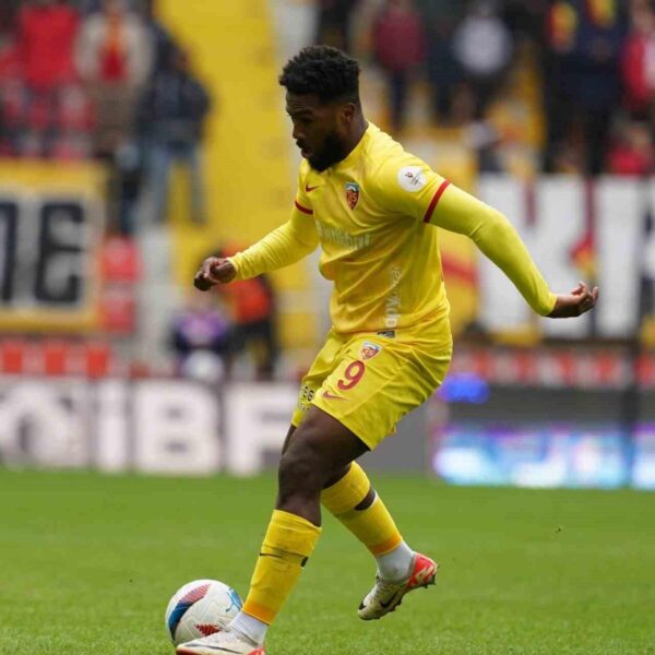 Kayserispor oyuncuları Konyaspor'a karşı zafer sevinci yaşıyor