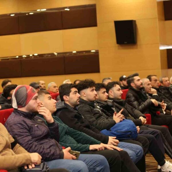 Kepez Belediyesi'nin düzenlediği kariyer günü etkinliğinde iş arayan vatandaşlar-1