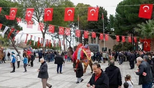 Kınık'ta düzenlenen Geleneksel Folklorik Deve Gösterisi Festivali'nde kortej yürüyüşü