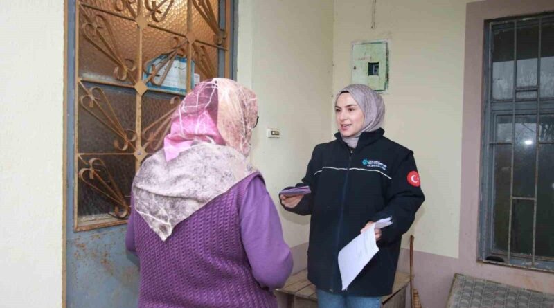 Kocaeli Büyükşehir Belediyesi, Hava Koşullarında 65 Yaş Üstü Vatandaşlara Kartlarını Evlerine Teslim Ediyor 1