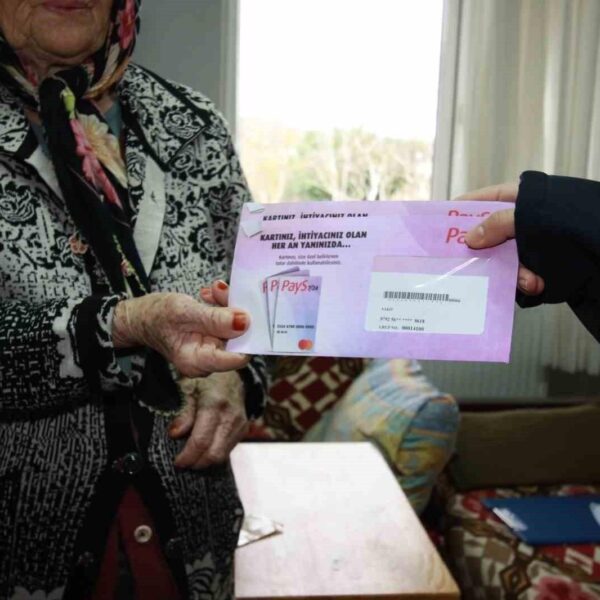Kocaeli Büyükşehir Belediyesi personeli, 65 yaş üstü vatandaşın evine 41 kartı teslim ediyor.-1