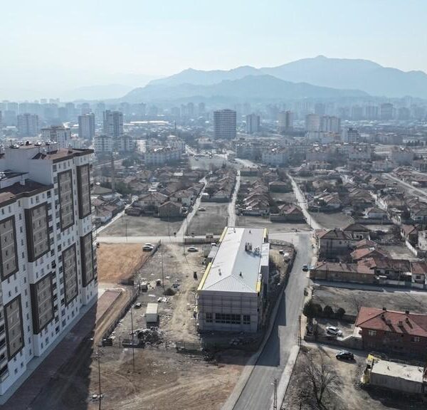 Kocasinan Belediye Başkanı Ahmet Çolakbayrakdar, bir sosyal tesis inşaatını ziyaret ediyor.-1
