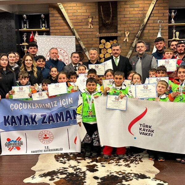 Köy okulu öğrencileri kayak yapıyor.-1