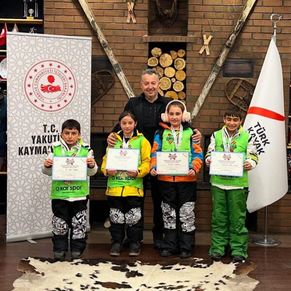 Köy okulu öğrencileri kayak yapıyor.-3