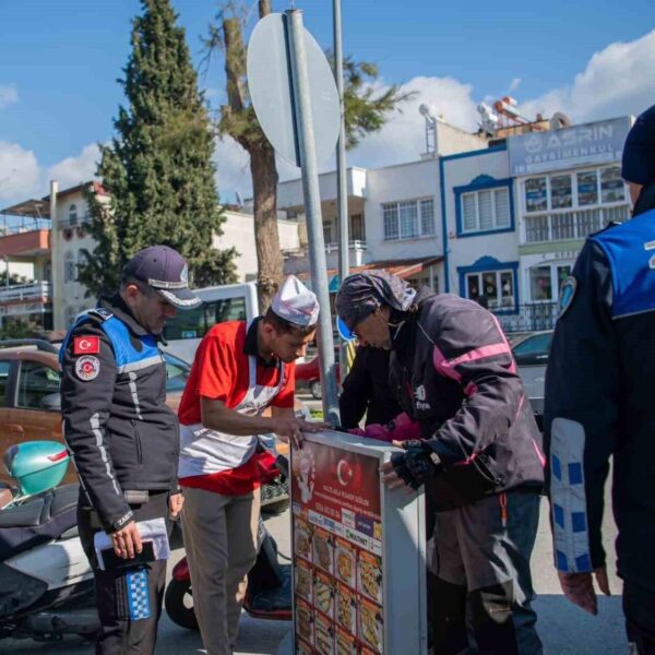 Kuşadası'ndaki kaldırımlar ve yaya yollarında yapılan denetimler.-5